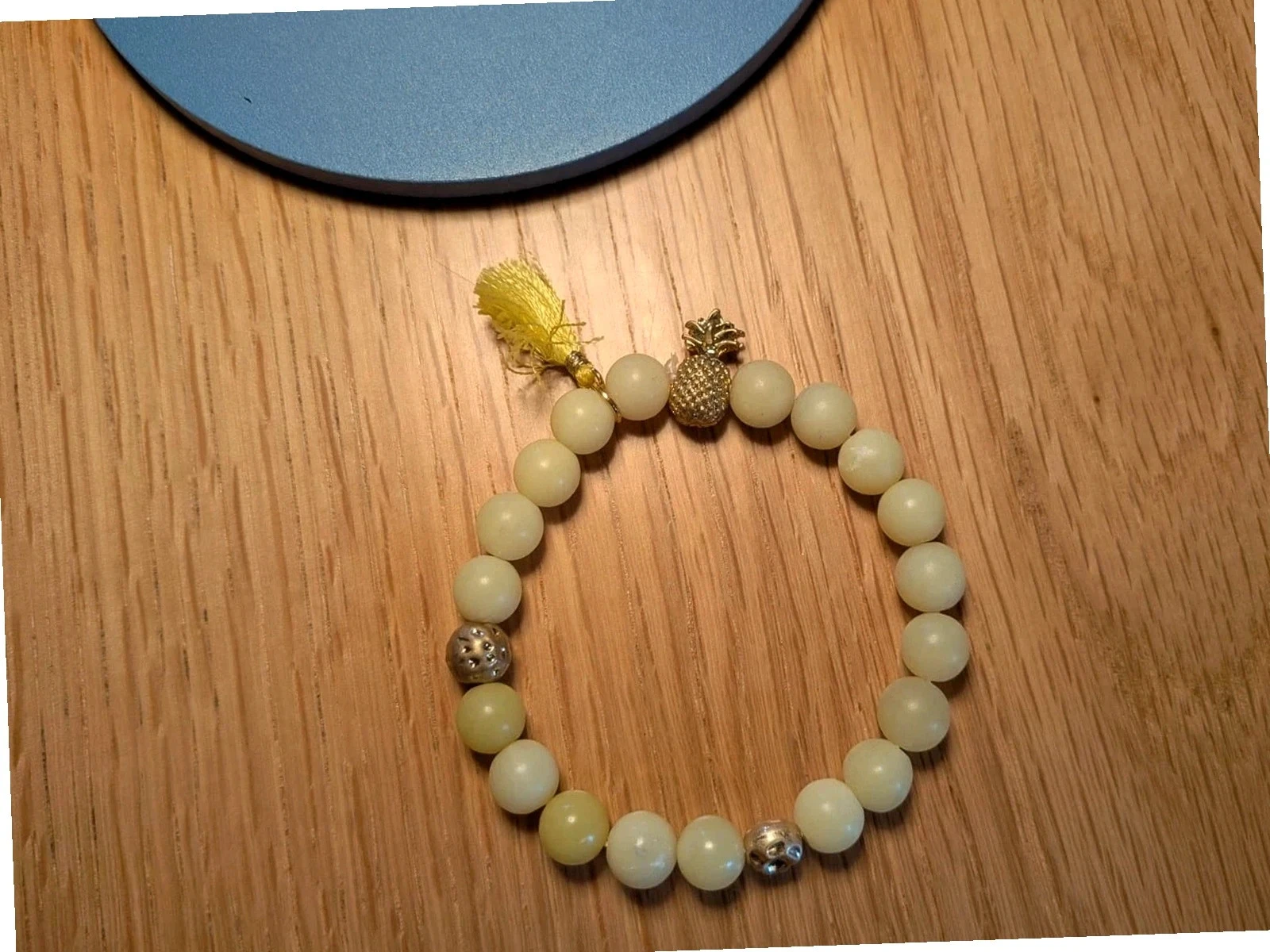 Pulsera de fantasía amarilla pálida + dije de piña – photo 3